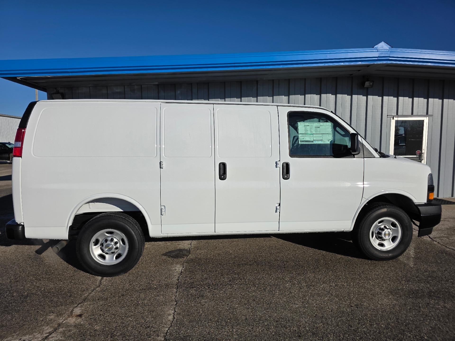 2025 Chevrolet Express Cargo 3500 WT