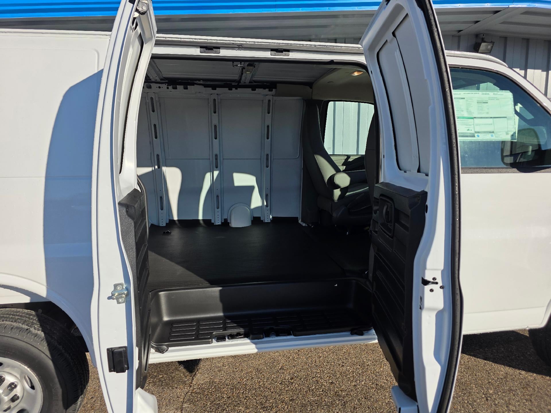 2025 Chevrolet Express Cargo 3500 WT