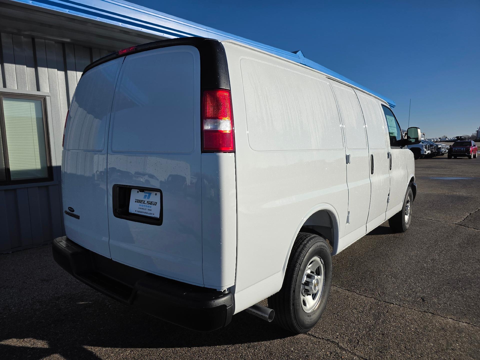 2025 Chevrolet Express Cargo 3500 WT